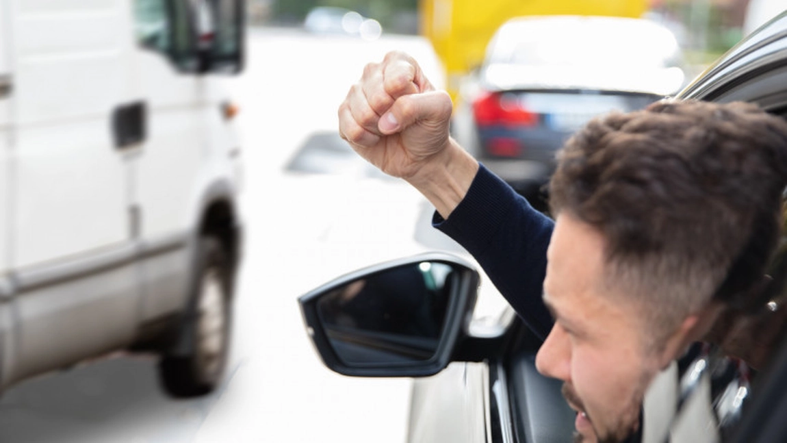 Amendă pentru șoferii care fac acest gest în trafic. Mulți conducători auto nu se pot abține