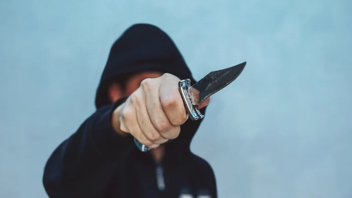 A fost identificat agresorul bărbatului înjunghiat într-o stație de tramvai: Un copil de doar 13 ani