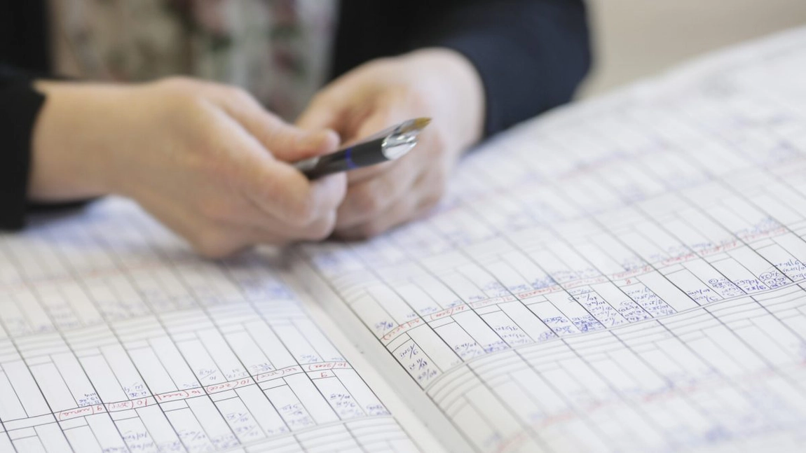 Profesorii și personalul administrativ din învățământ vor primi bani de la stat! Sumele intră pe card în luna octombrie