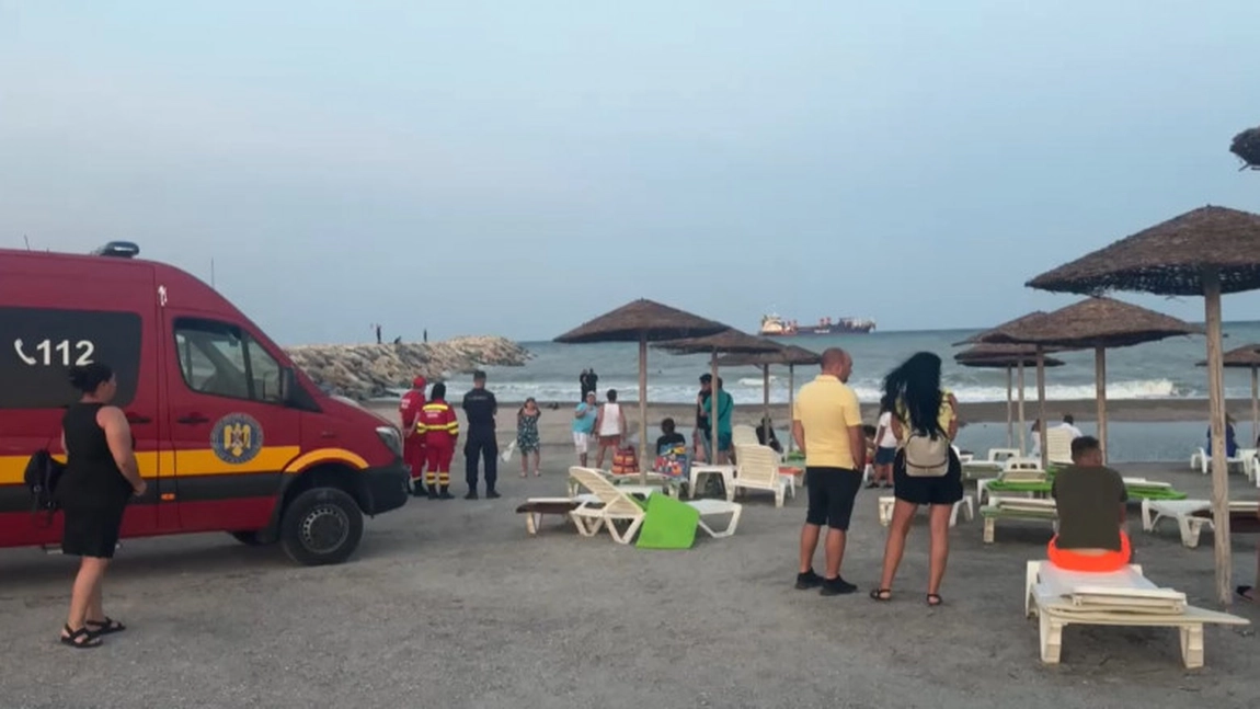 Bărbatul din Craiova care și-a salvat fetița de la înec a fost scos mort din mare