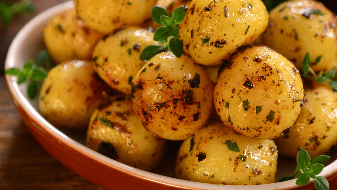 Cei mai buni cartofi înăbușiți cu usturoi! Secretul pentru a avea un gust intens și aromat!