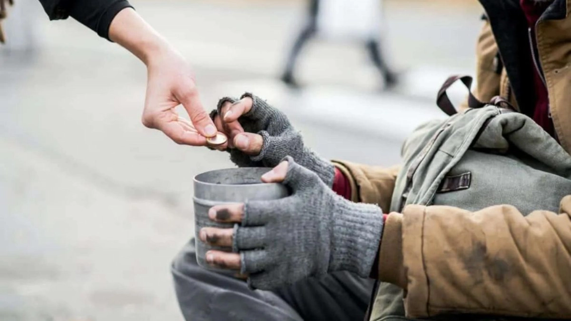 Cetățenii care dau bani cerșetorilor vor fi amendați. Cât câștigă pe zi oamenii străzii