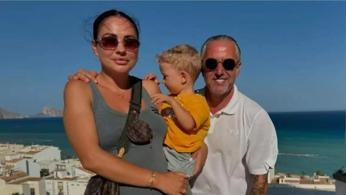Corina Caciuc, la plajă în vacanță cu iubitul! Detaliul bizar observat în instantaneele de cuplu, cu Reghe