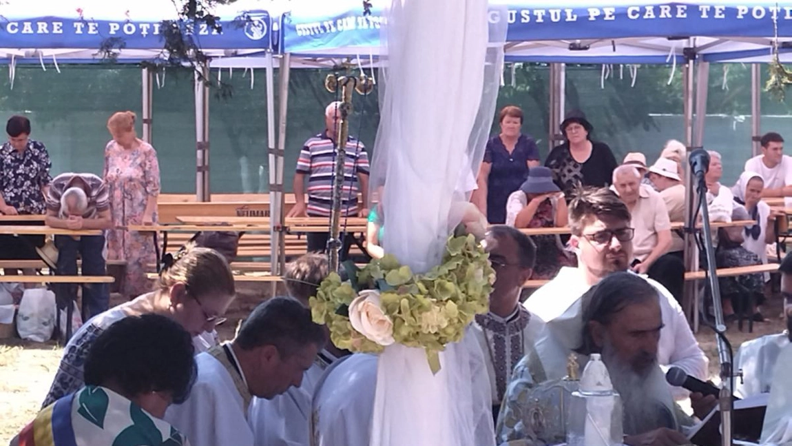 Diana Șoșoacă, prezentă la hramul Bisericii „Adormirea Maicii Domnului”. S-a rugat alături de arhiepiscopul Teodosie pentru ploaie