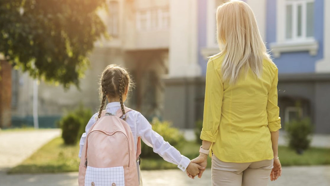 Se schimbă legea pentru elevii din familiile monoparentale. Ministerul Educației îi lasă fără bani pe acești copii