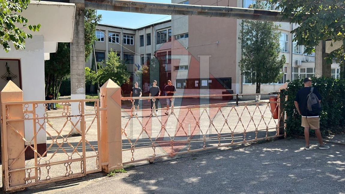 Un candidat din Iași a ieșit de la examenul de Bacalaureat cu zâmbetul pe buze după ce a copiat pe rupte. Colegul lui nu a avut același „noroc”: „Direct în Germania plec, pentru că nu am reușit să copiez”  - GALERIE FOTO