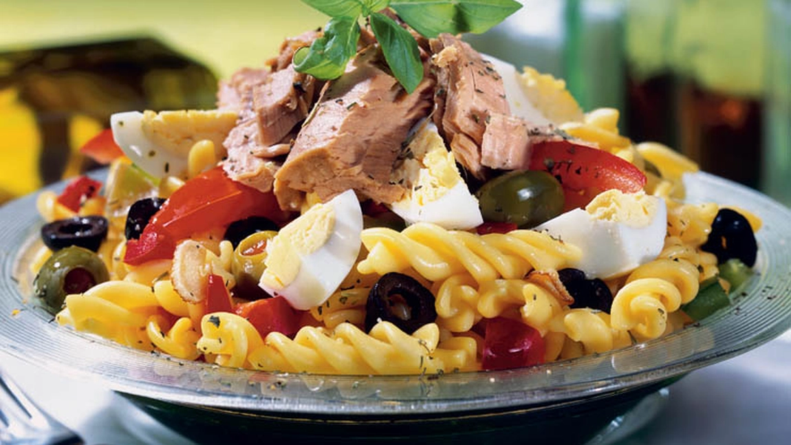 Cum preparăm salata de paste cu ton și legume. Deliciul din orice moment al zilei