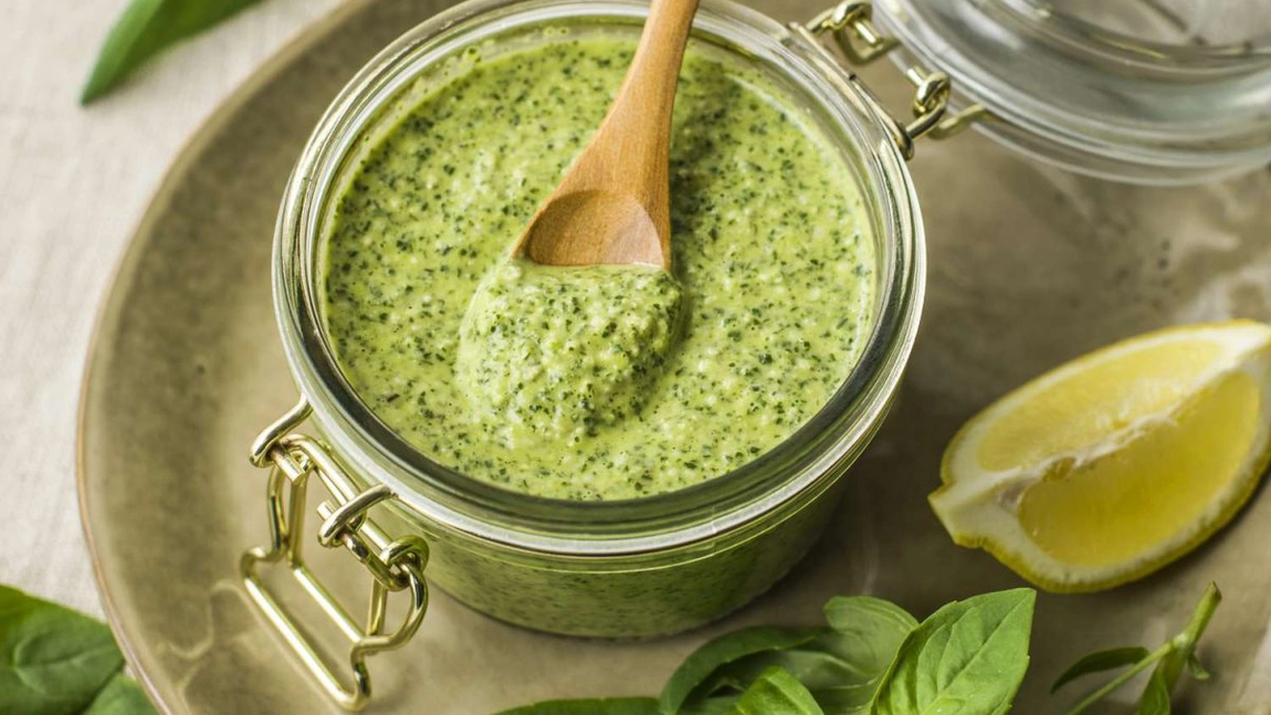 Ce este sosul pesto și cum îl poți prepara chiar la tine acasă! Este incredibil în orice combinație!