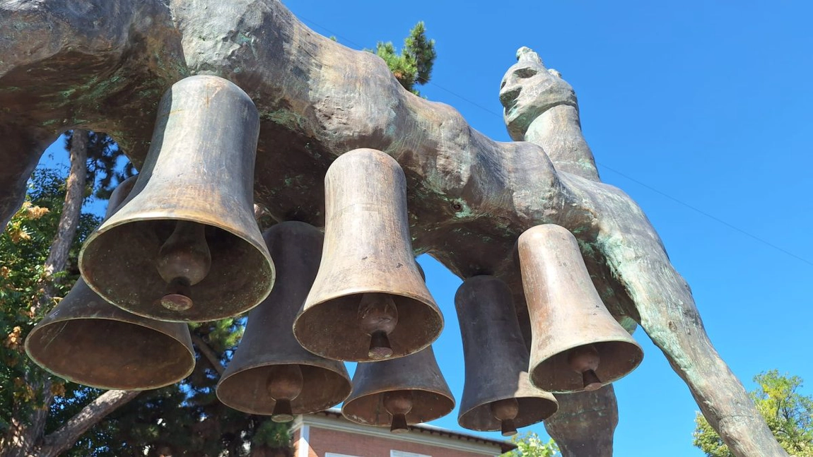 După scandalul cu Hidra, o altă statuie din Iași a fost vandalizată. Iată cum a reacționat artistul Alexandru Podea când și-a văzut opera distrusă: „Este vorba de teribilism”