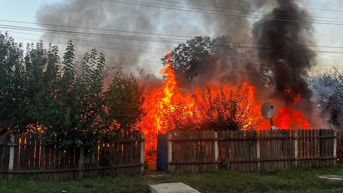 Incendiu la Iaşi. Un autoturism arde ca o torţă într-o curte. Flăcările s-au propagat şi la casă - UPDATE