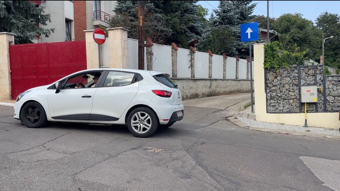 Haos pe o stradă din Iași! Autoritățile au făcut reguli noi de circulație, însă șoferii nici nu se mai uită la indicatoarele rutiere: „Toate mașinile trec pe interzis”
