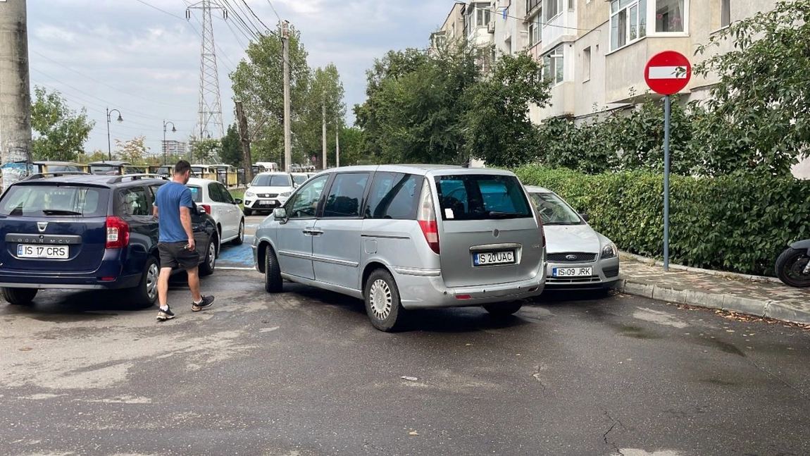 Indicatoarele rutiere sunt inutile pe o stradă din Iași! Localnicii sunt terorizați de șoferii care încalcă legea: „Merg de parcă semnul nu este acolo”