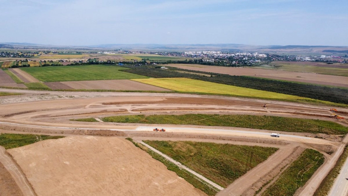 Lucrările de la Autostrada Moldovei continuă! Aproximativ 100 de muncitori lucrează la nodul turbion dintre A7 și A8