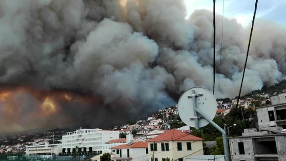 Incendiu de vegetaţie pe insula adorată de mii de români! MAE a emis o atenţionare de călătorie