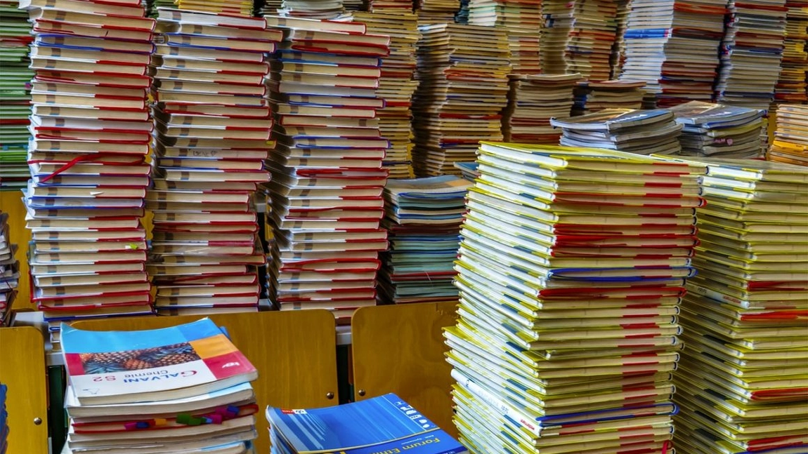 Peste 280.000 de manuale școlare noi au ajuns în unitățile de învățământ ieșene