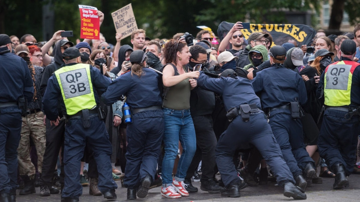Trei români, victime ale protestatarilor anti-migranți din Marea Britanie