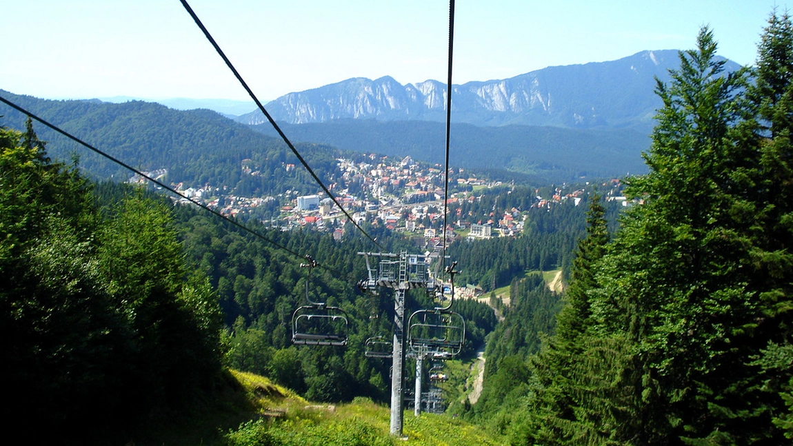 Zeci de mii de turiști vin aici, dar orașul este părăsit de locuitori!