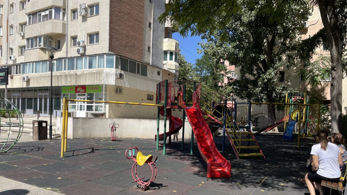 Pericol în parcurile pentru copii din Iași! Acestea sunt condițiile pe care Mihai Chirica le oferă ieșenilor. Tobogane pline de rugină și mochete găurite - FOTO