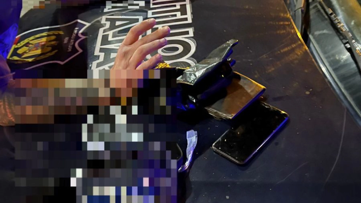 Conflict sângeros în Copou! Trei bărbați înarmați cu spray-uri și cuțite s-au luat la bătaie. Trecătorii au sărit în ajutorul polițiștilor după ce un agresor a scăpat - FOTO