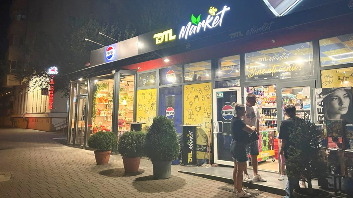 Panică într-un magazin din Iași! Un tânăr de 17 ani s-a ascuns după rafturi, după ce a fost atacat de doi indivizi. Vânzătoarea: „Am încercat să-l scot pe ușa din spate”