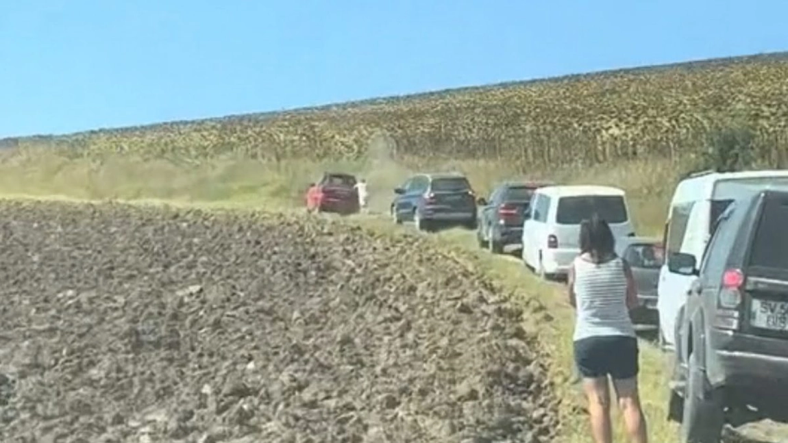 Iașul a ajuns de râsul întregii țări! Priviți aceste imagini surprinse pe „varianta” ocolitoare a aglomerației de la Podu Iloaiei. Nu este o glumă, ci realitate pură