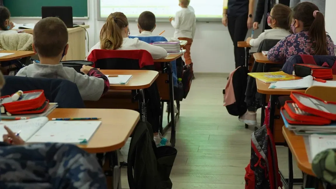 Din toamna acestui an, profesorii vor fi obligați să îi informeze pe elevi înainte de a trece notele în catalog