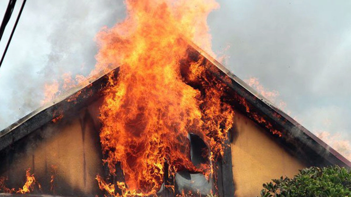 Răzbunare incendiară la Iași! După ce a semnat un document fără să știe, a dat foc unei case, crezând că va rămâne pe drumuri