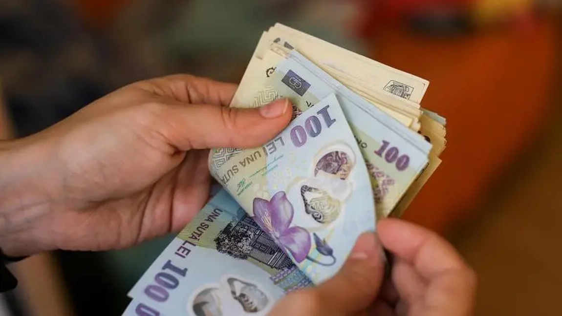 Românii preferă banii cash! Nu au încredere în bănci
