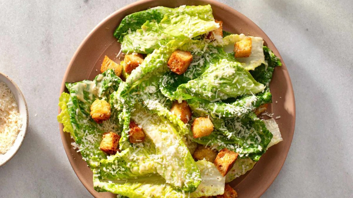 Salata Caesar: Rețeta originală de acum un secol ce a cucerit întreaga Românie