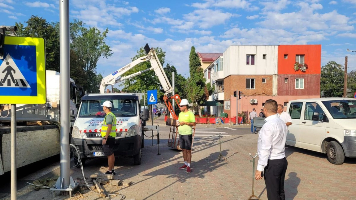 Semafoare de decor la Podu Iloaiei! Primarul spune că acestea vor funcționa după începerea școlii - VIDEO