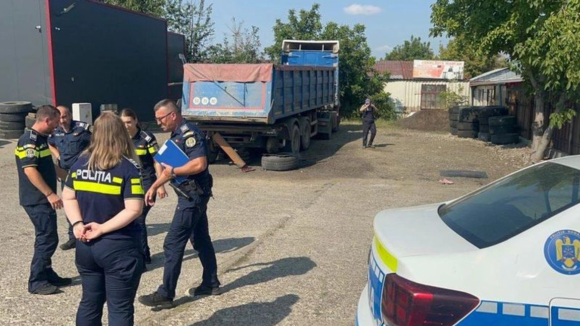 Incident terifiant la un service auto din Botoșani! Un angajat a rămas fără picioare, după ce ce roata unui camion a explodat