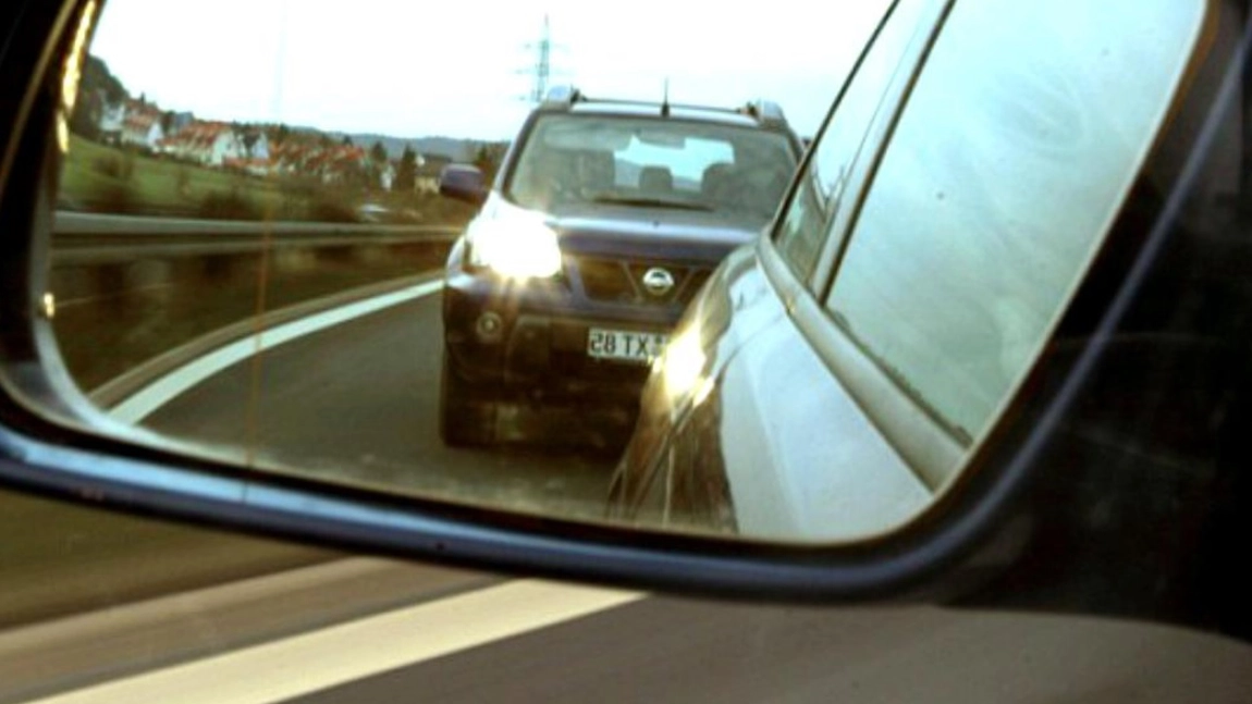 Mulți șoferi fac acest gest în trafic! Conducătorii auto riscă să fie sancționați de poliție