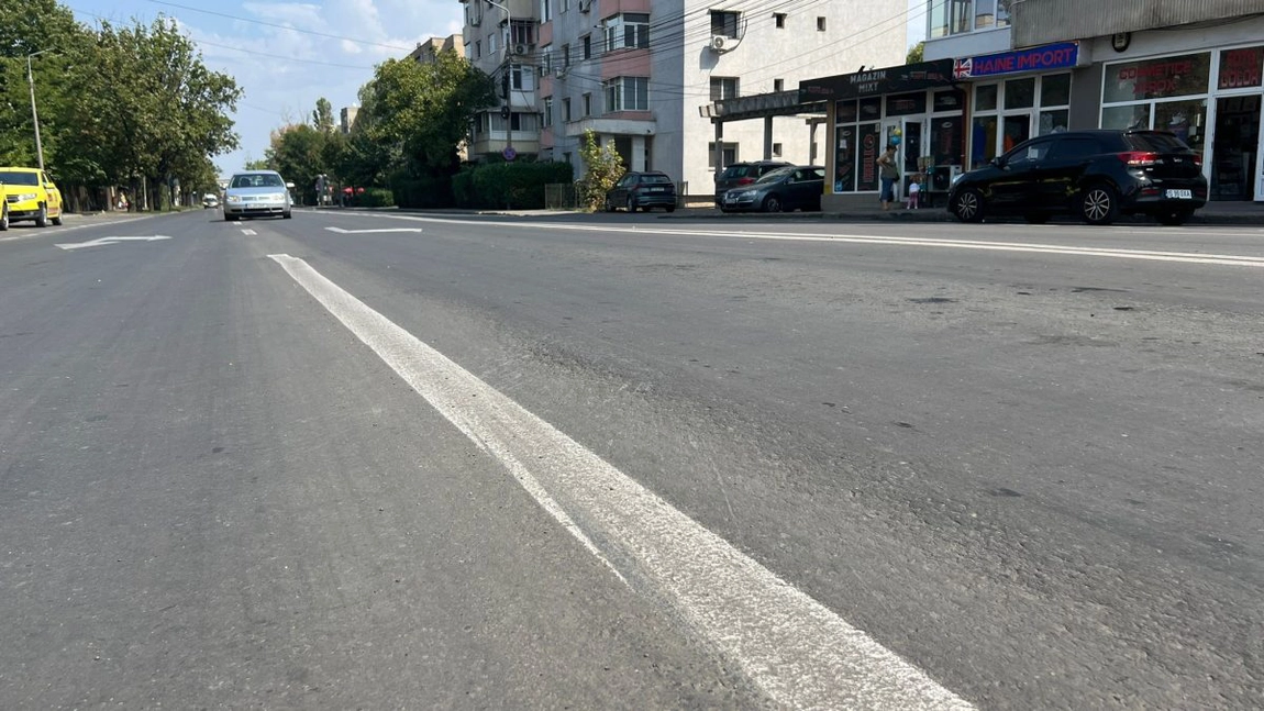Lucrare de mântuială comandată de Primăria Iași! Strada Bucium și bulevardul Socola trebuie peticite, deși au fost reabilitate complet. Asfaltul a cedat