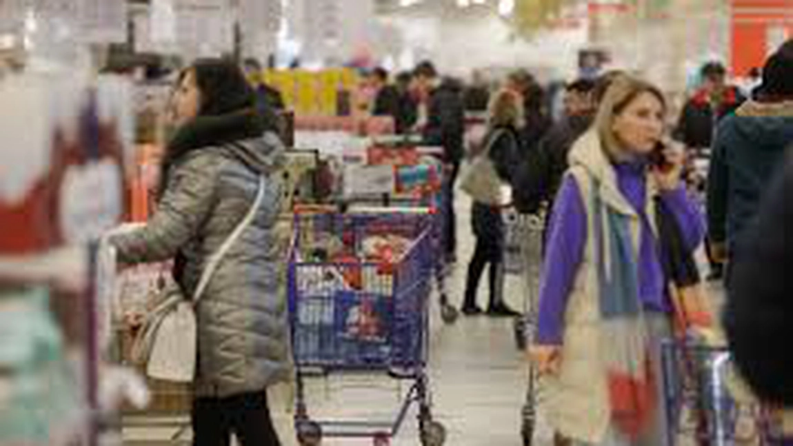 Incident violent într-un supermarket din București: Un tată și fiul său au agresat brutal o angajată