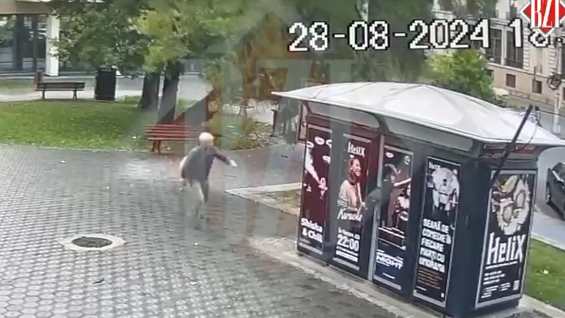 Iată momentul în care teiul din Piața Unirii s-a rupt. Un trecător a scăpat la milimetru