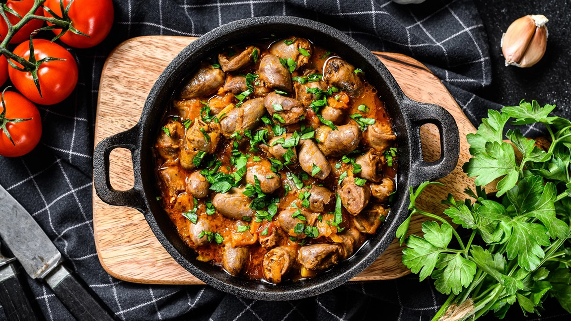 Cum preparăm cei mai delicioși ficăței cu sos? Un preparat tradițional plin de savoare și nutrienți