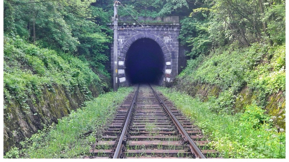Tunelul feroviar care va lega două orașe turistice! Este o construcție unică în România