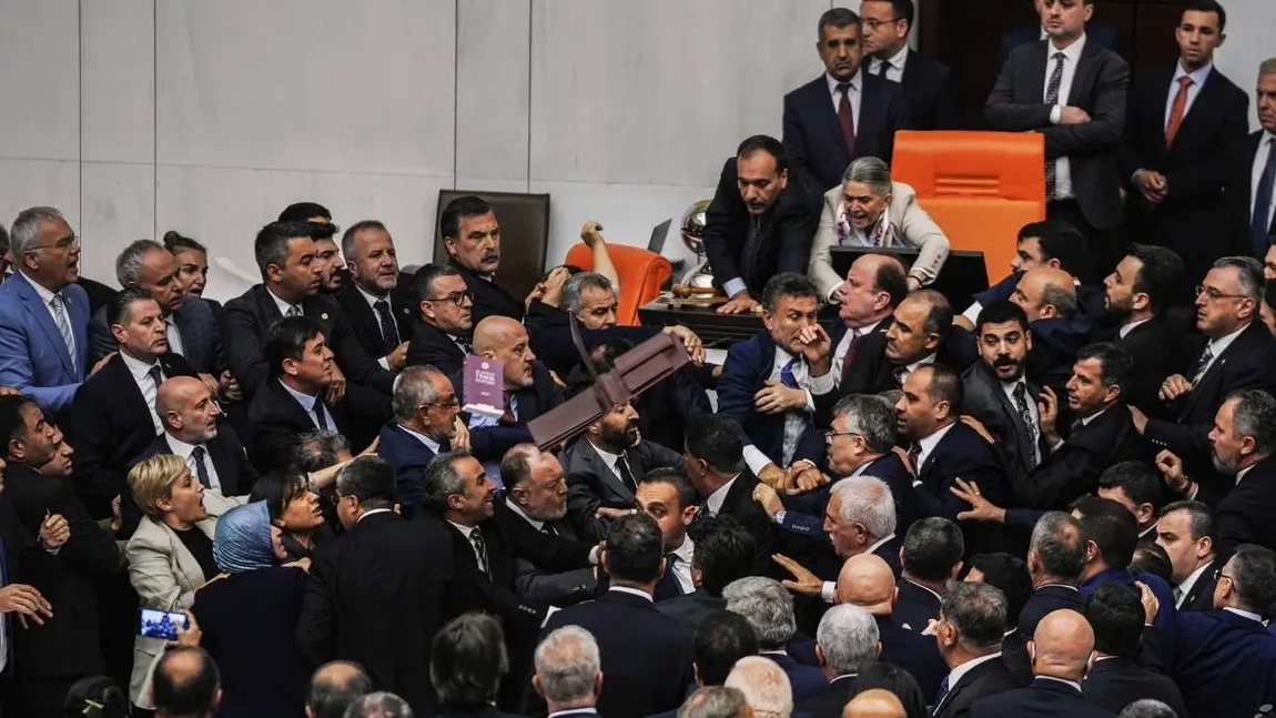 Scandal în Parlamentul Turciei! Zeci de parlamentari s-au bătut aproape jumătate de oră