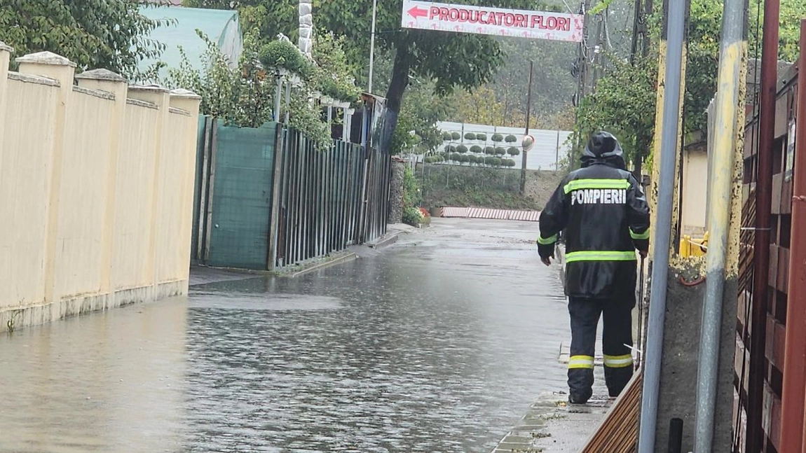 Avertizări meteo: Ploi torențiale și vânt puternic în 16 județe și București. Măsuri de urgență adoptate