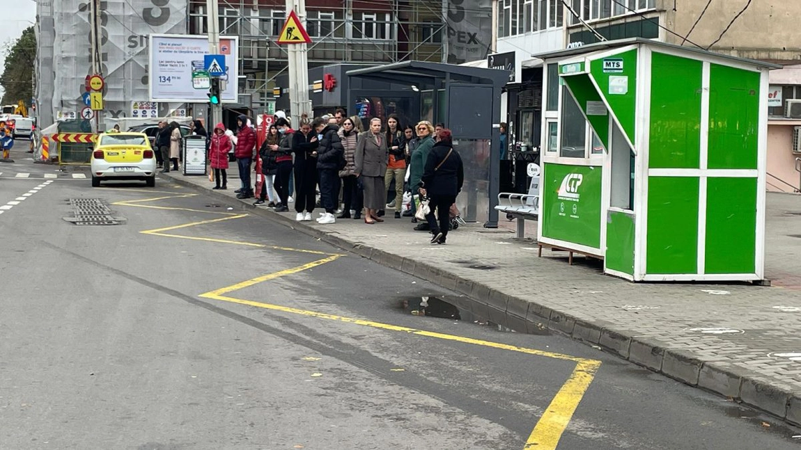 Pietonii din Iași sunt terorizați de șoferi pe timpul ploii: „Ne-a făcut leoarcă pe toți și erau mulți copii în stație”