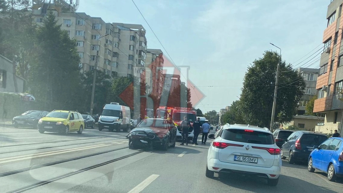 Accident rutier în Iași! O autoutilitară și un autoturism au intrat în coliziune. O persoană a rămas încarcerată