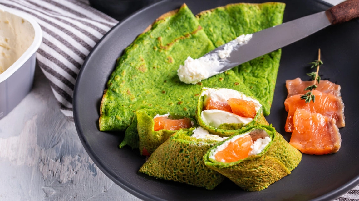 Rețeta pentru clătite cu spanac și somon. Preparatul cu care uiți de grija kilogramelor în plus!