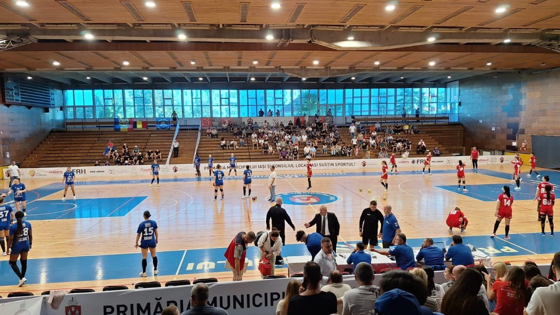 Meci tare în Sala Polivalentă. Handbalistele de la CSM Iași joacă cu Minaur Baia Mare. Ieșencele au pierdut cu 28 - 40 - FOTO