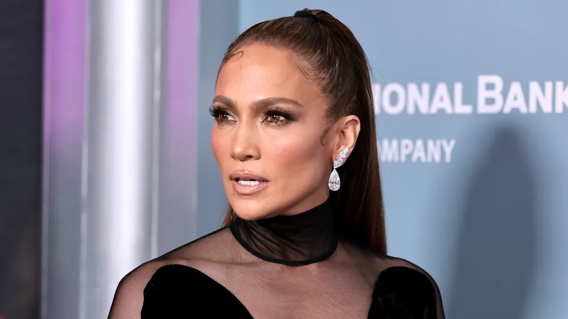 Cum arată Jennifer Lopez fără retușuri și Photoshop. Imagini cu vedeta în costum de baie
