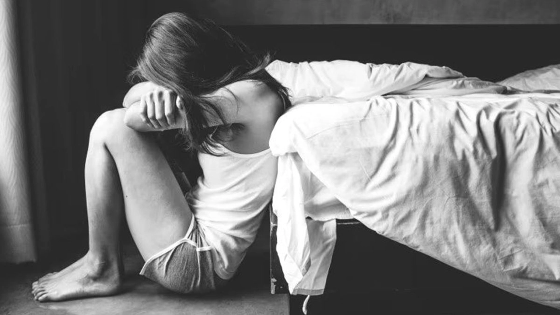 O tânără mamă din Iași a fost bătută și agresată sexual 2 ore. Un bărbat necunoscut a intrat peste ea, noaptea, în casă. În imobil era și o fetiță