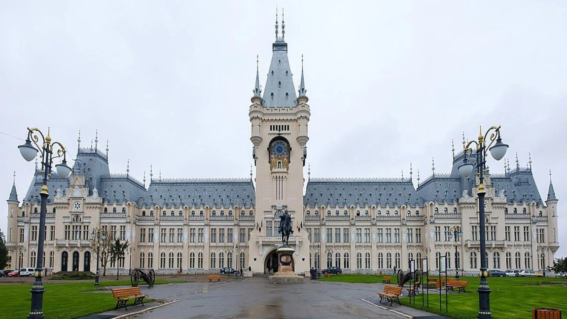 Expoziție de cristale la Palatul Culturii. Diamantul Herkimer, atracția principală a evenimentului