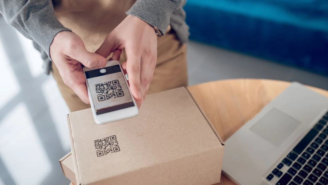 Cea mai nouă metodă de înșelătorie. Primești un colet cu un cod QR și îți sunt furate toate datele - VIDEO