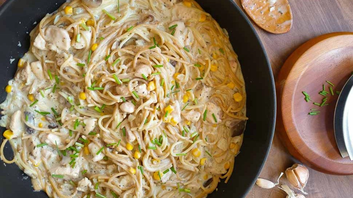 Cum să faci cele mai gustoase spaghete cu sos alb! O combinație irezistibilă și ușor de făcut!