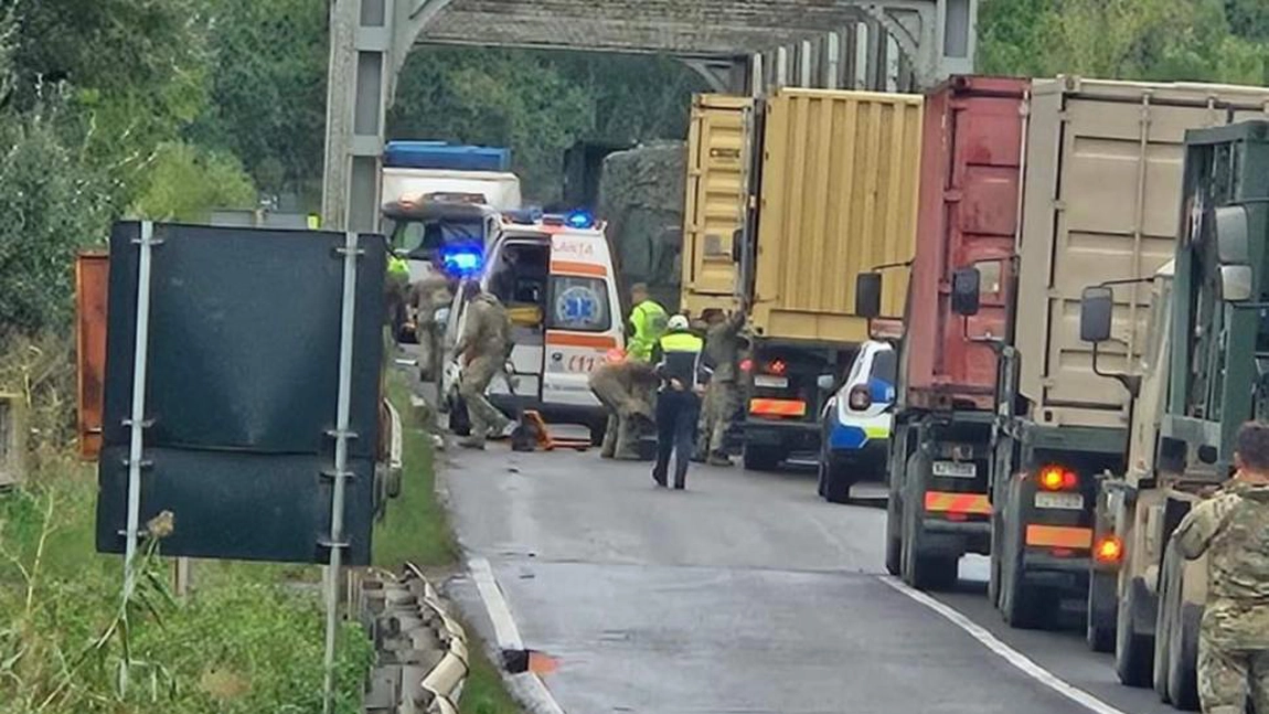Convoi militar, implicat într-un accident rutier. Două persoane au fost rănite, traficul este blocat