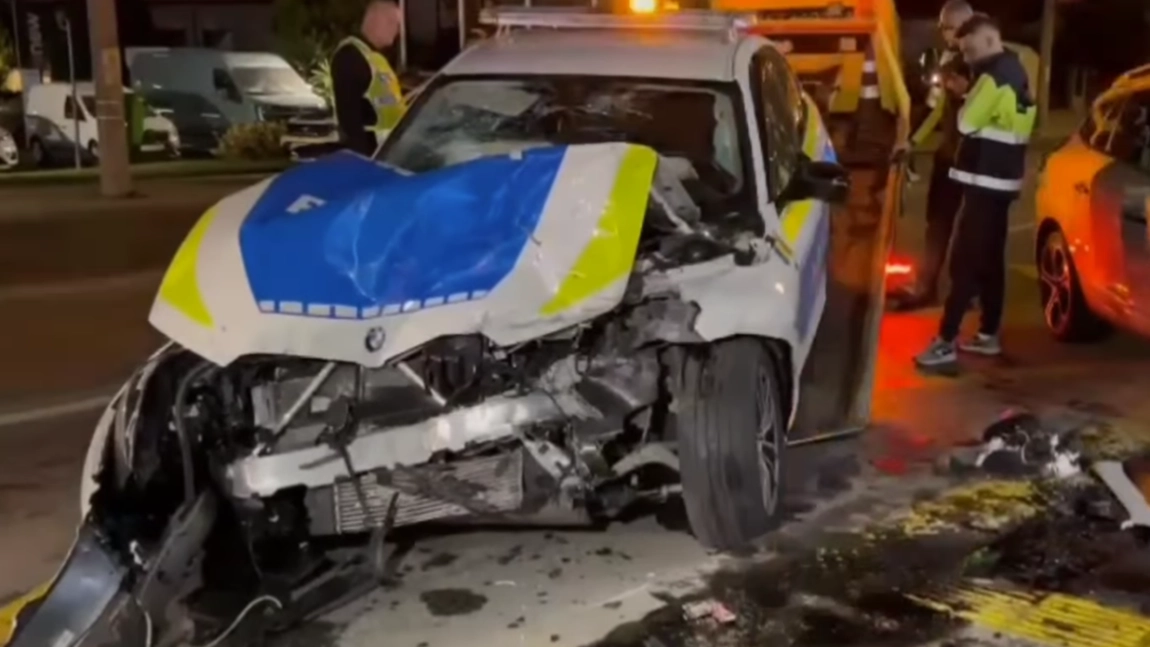Accident rutier grav în Pitești. Un tânăr a intrat frontal în mașina Poliției, după ce a pierdut controlul autoturismului